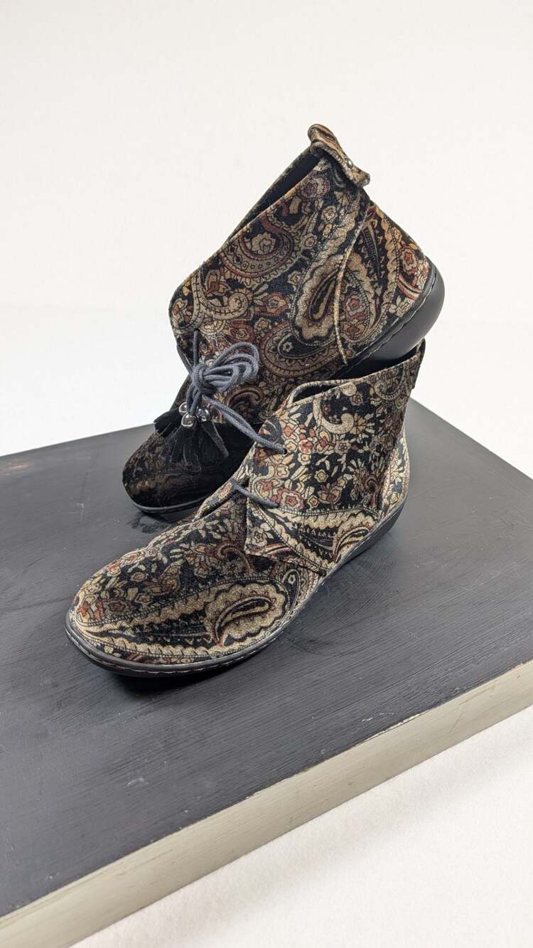 NEW Soft Style Ankle Boots Women 8Brown Paisley Velvet Lace up Chukka Jinger